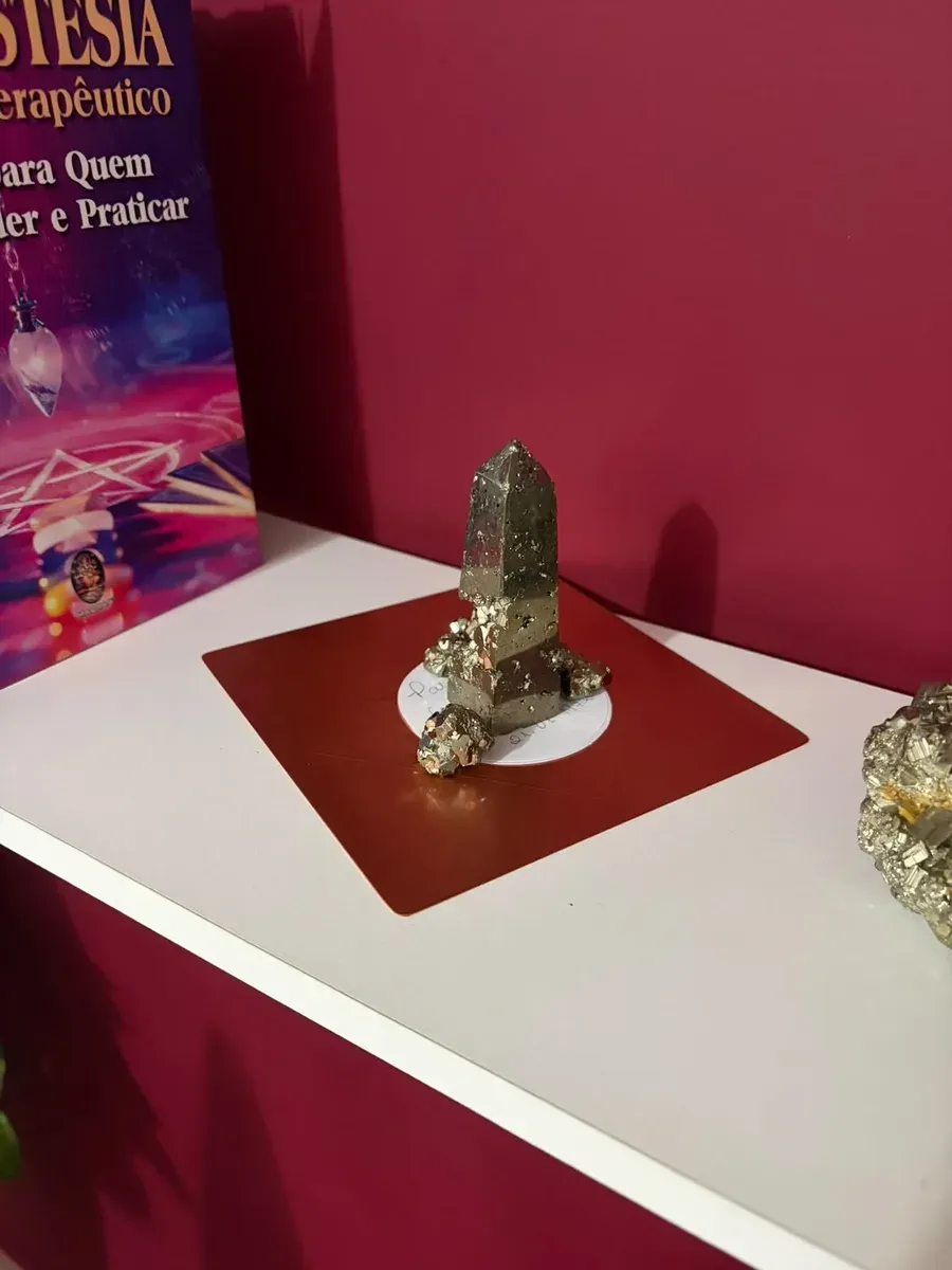 Cristal de pirita sobre a placa, no espaço de atendimento